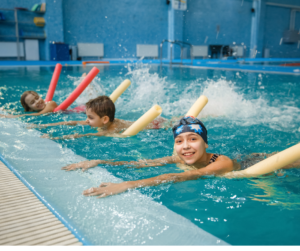 Dzieci ćwiczą w wodzie