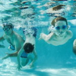 cała rodzina w wodzie